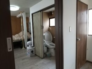 兄の寝室・トイレ